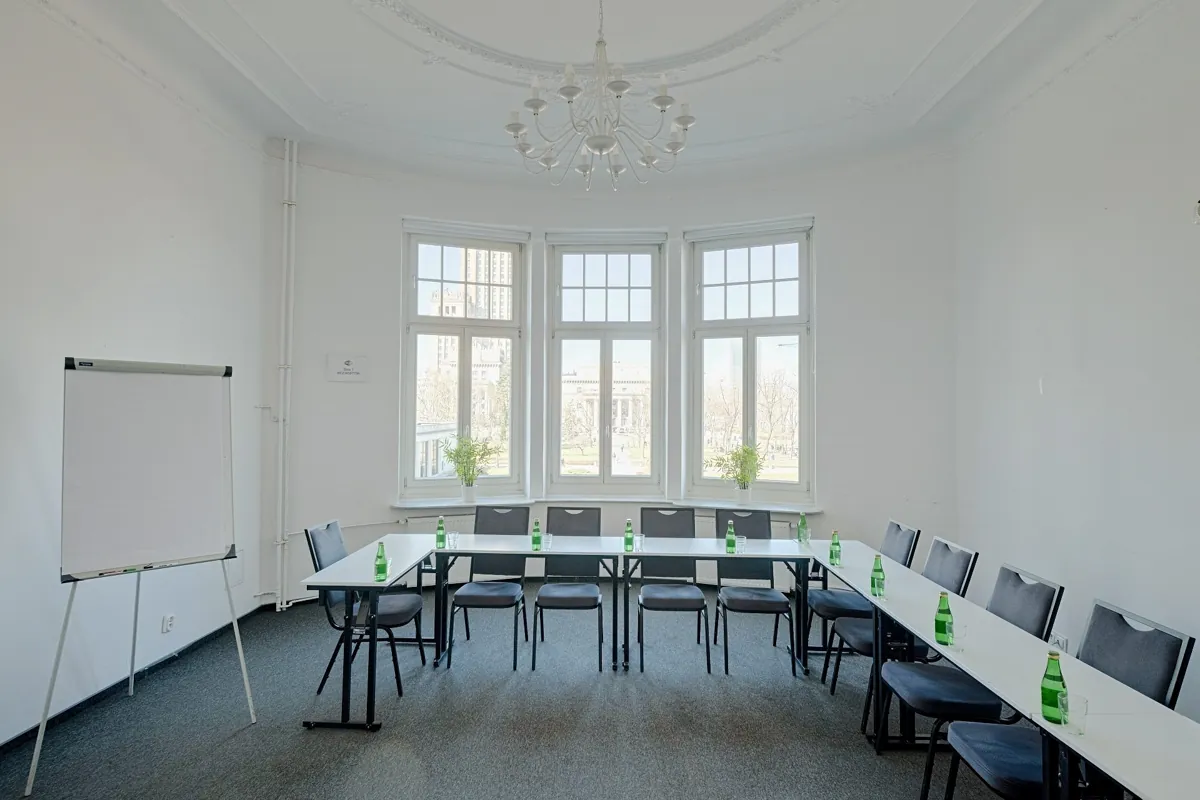 Sala szkoleniowa w Centrum Aleje — flipchart, mobilne stoły i widok na Pałac Kultury